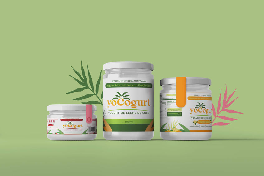 Diseño de logo en etiquetas de yogurt,de colores verde, blanco y naranja con un fondo verde colorido