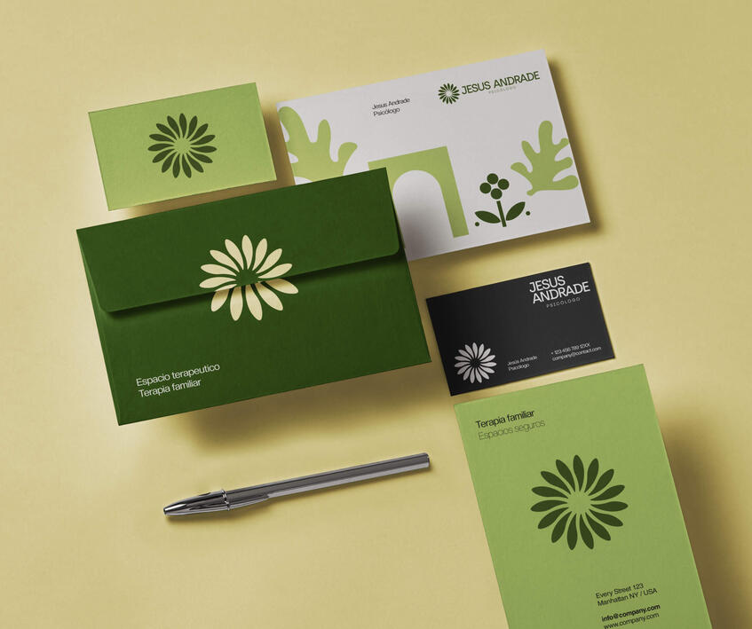 Diseño de logo en papelería,de colores verde, blanco y amarillo con un fondo colorido